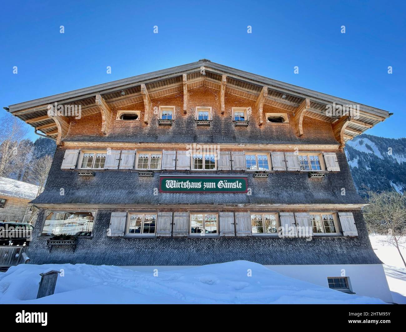 Schoppernau, Austria, 27.02.2022. Facciata di capanna Country inn a Bregenzerwald, Vorarlberg. Foto di alta qualità Foto Stock