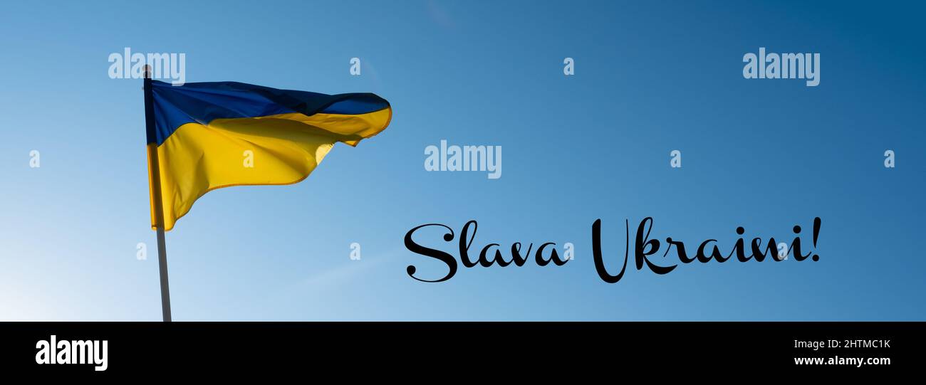 Banner bandiera ucraino con spazio di copia vuoto. Bandiera dell'Ucraina su sfondo cielo blu. Simbolo nazionale di libertà e indipendenza. "Ucraini lavici!" Foto Stock