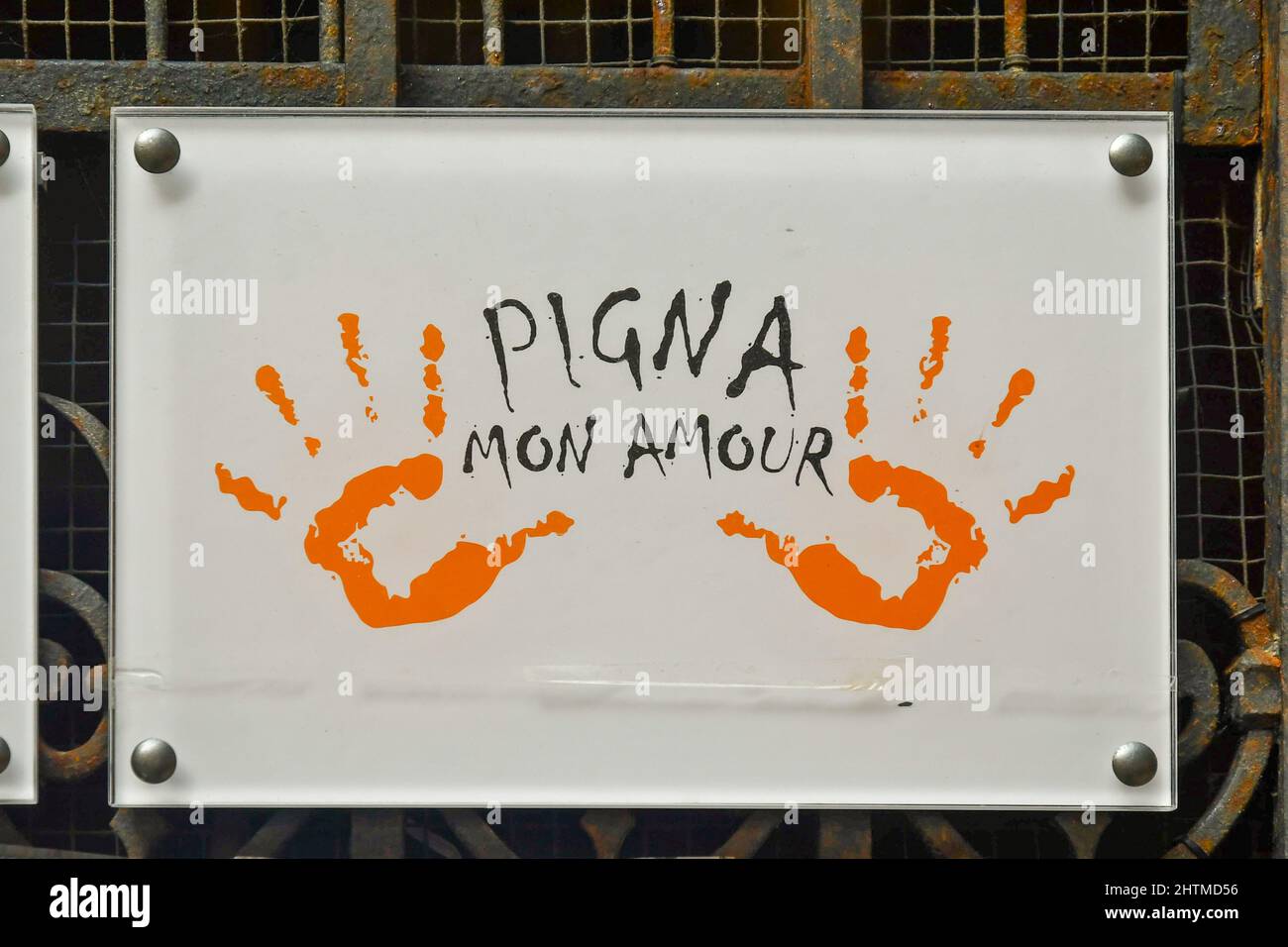 Primo piano del segno dell'associazione Pigna Mon Amour per lo sviluppo sociale e culturale nel quartiere medievale la Pigna di Sanremo, in Liguria Foto Stock