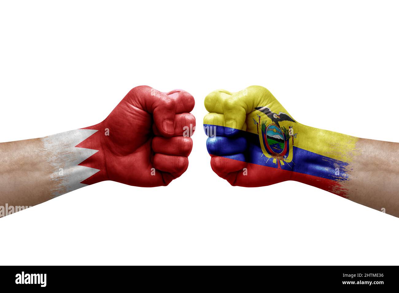 Due mani si pugno l'una all'altra su sfondo bianco. Bandiere di paese dipinte pugni, conflitto concetto di crisi tra bahrain e ecuador Foto Stock