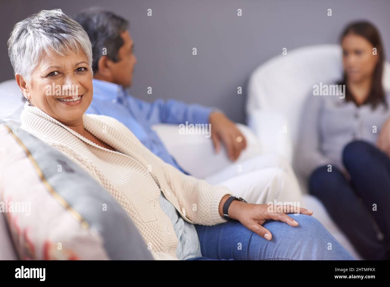 Ho la famiglia perfetta. Ritratto di una donna anziana seduta con il marito e la figlia adulta a casa. Foto Stock