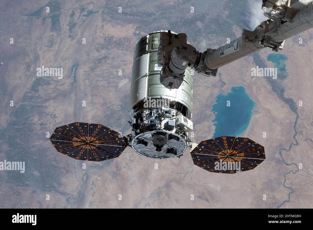 Stazione spaziale Internazionale, ORBITA TERRESTRE. 21 Febbraio, 2022. La navicella spaziale Northrop Grumman Cygnus con i pannelli solari a forma di cembalo distinti, è afflitto dal braccio robotico del Canadarm2 azionato dall'astronauta della NASA Raja Chari per l'attracco alla Stazione spaziale Internazionale, il 21 febbraio 2022 a Earth Orbit. Credit: NASA/NASA/Alamy Live News Foto Stock