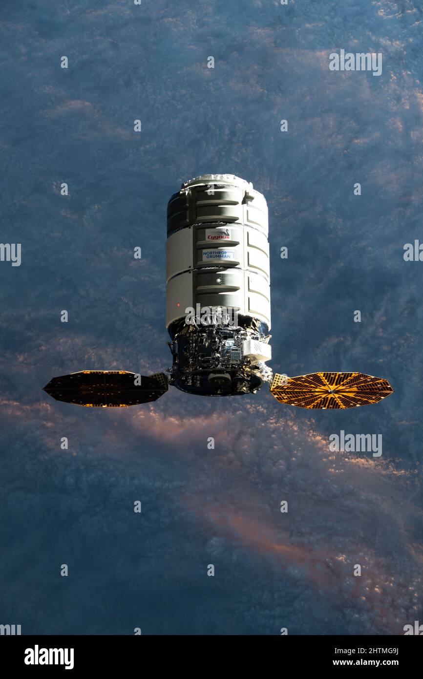 Stazione spaziale Internazionale, ORBITA TERRESTRE. 22 Febbraio, 2021. La navicella spaziale Northrop Grumman Cygnus con i pannelli solari a forma di cembalo, si avvicina alla Stazione spaziale Internazionale per l'attracco, 21 febbraio 2022 a Earth Orbit. Credit: NASA/NASA/Alamy Live News Foto Stock
