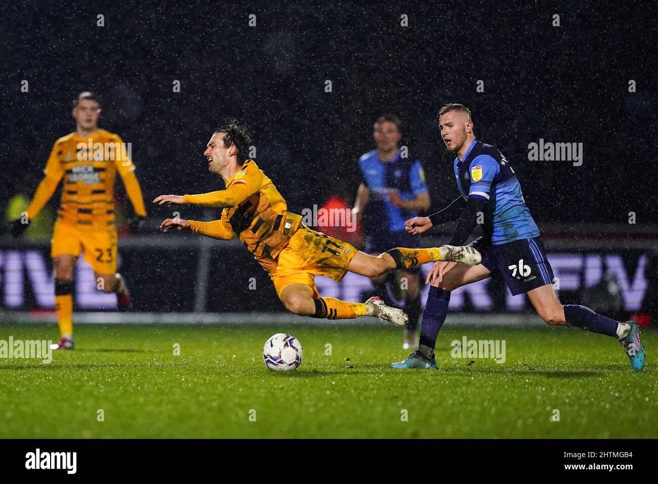 Jason McCarthy di Wycombe Wanderers (a destra) e Harrison Dunk di Cambridge United combattono per la palla durante la partita della Sky Bet League One ad Adams Park, High Wycombe. Data foto: Martedì 1 marzo 2022. Foto Stock