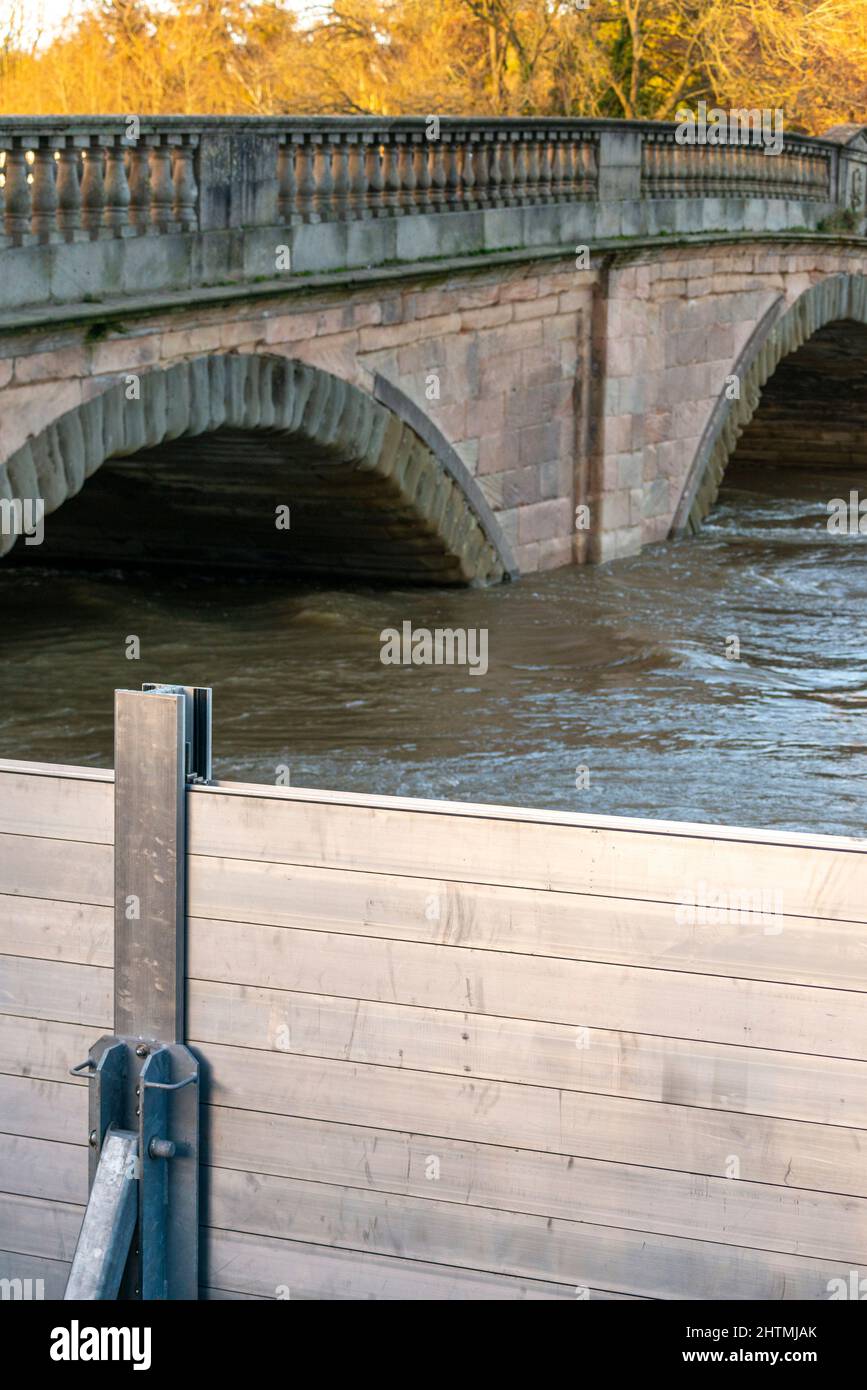 Ponte di Bewdley e oltre, altissimi livelli d'acqua fluviale, lunghi tratti di schermi di difesa in metallo e barriere alluvionali sono erette su entrambi i lati del riv Foto Stock