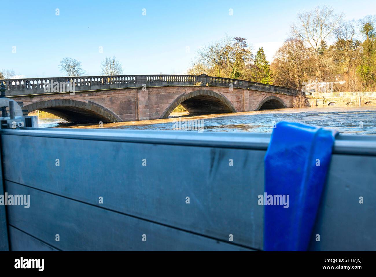 Bewdley,Worcestershire,Inghilterra,UK- Febbraio 22 2022: Preprapared Metal Flood Defenses sono rapidamente erette, per proteggere i residenti di questa città storica Foto Stock