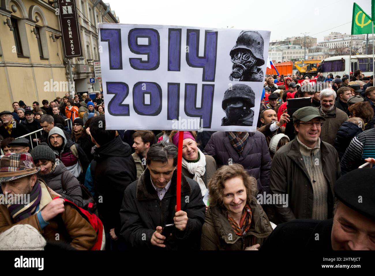 Mosca, Russia. 15th marzo, 2014 persone hanno striscioni anti-guerra durante la marcia per la Pace da parte dell'anello Boulevard di Mosca centrale a sostegno del popolo ucraino e contro le azioni militari Foto Stock