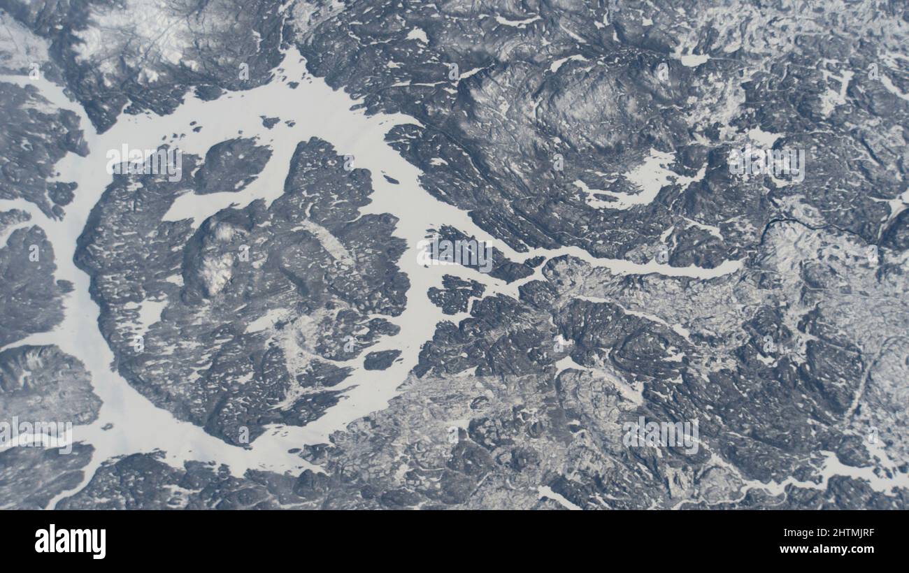 Stazione spaziale Internazionale, ORBITA TERRESTRE. 13 Febbraio, 2022. Il terreno ghiacciato che circonda il serbatoio di Manicouagan, un lago formato da un impatto meteorologico preistorico nel Québec centrale, illustrato dalla Stazione spaziale Internazionale come orbitava 261 miglia sopra il Canada estremo orientale 13 febbraio 2022 da Earth Orbit. Foto Stock