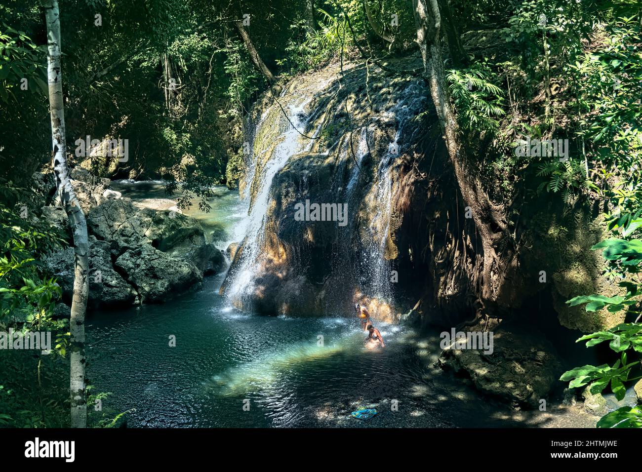 Godetevi la cascata termale calda di Finca Paraiso, Rio Dulce, Guatemala Foto Stock