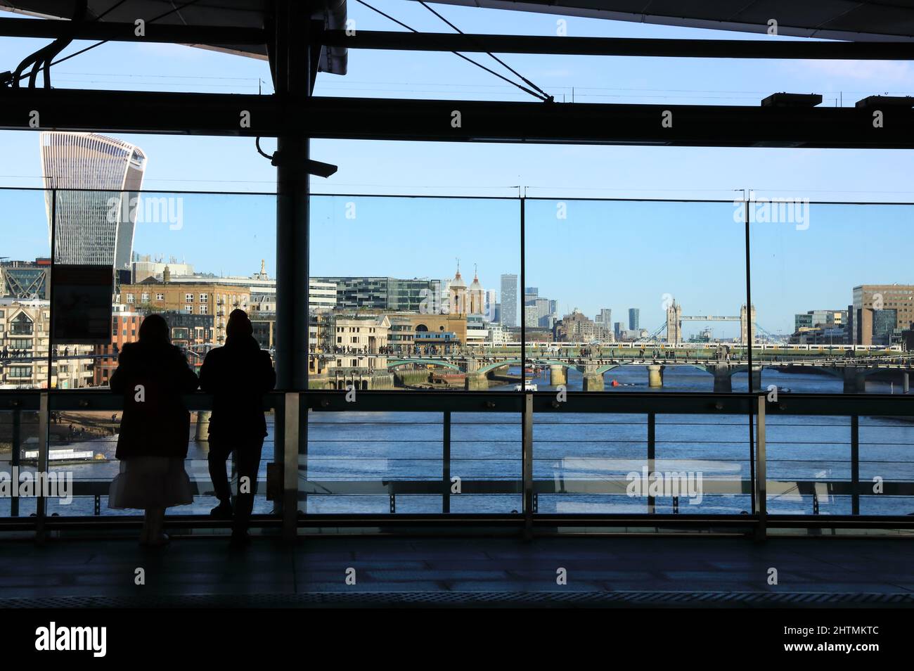 Vista del Tower Bridge, del Tamigi e del grattacielo Walkie Talkie dalla piattaforma della stazione di Blackfriars, a Londra, Regno Unito Foto Stock