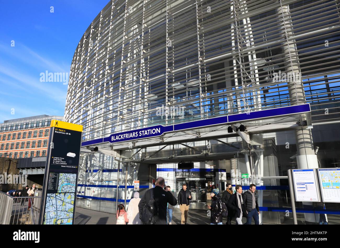 Linea principale e stazione della metropolitana di Blackfriars, a Londra, Regno Unito Foto Stock