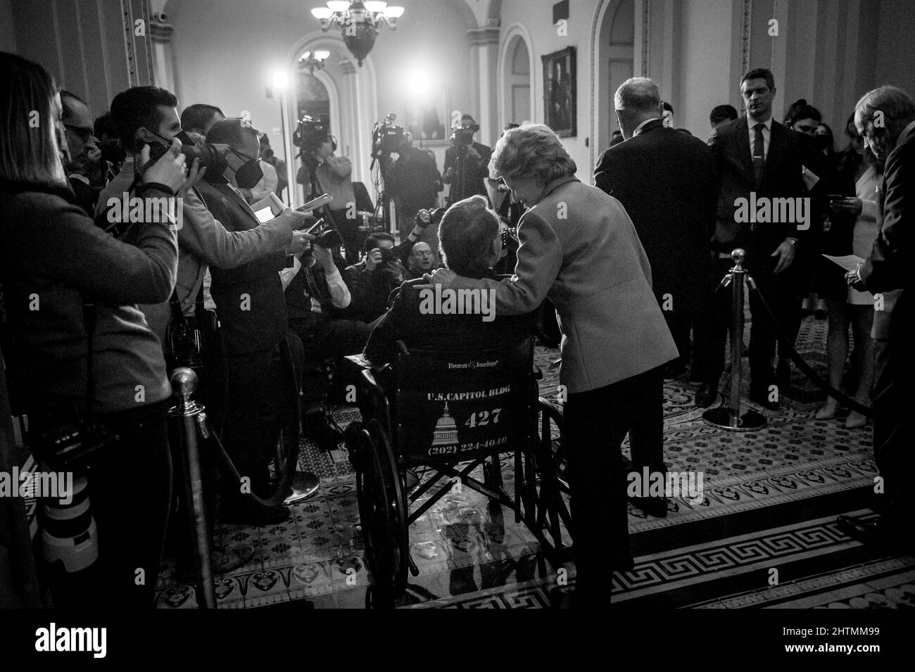 Washington, Vereinigte Staaten. 01st Mar 2022. Il senatore degli Stati Uniti Debbie Stabenow (democratico del Michigan) mette il suo braccio sulla spalla del senatore degli Stati Uniti Gary Peters (democratico del Michigan) durante la conferenza stampa del senato Democratâs politica luncheon al Campidoglio degli Stati Uniti a Washington, DC, martedì 1 marzo 2022. Credit: Rod Lammey/CNP/dpa/Alamy Live News Foto Stock