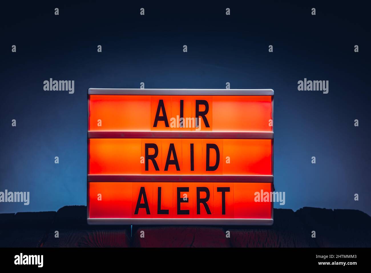 Parole di avviso Air raid sulla scatola luminosa Foto Stock