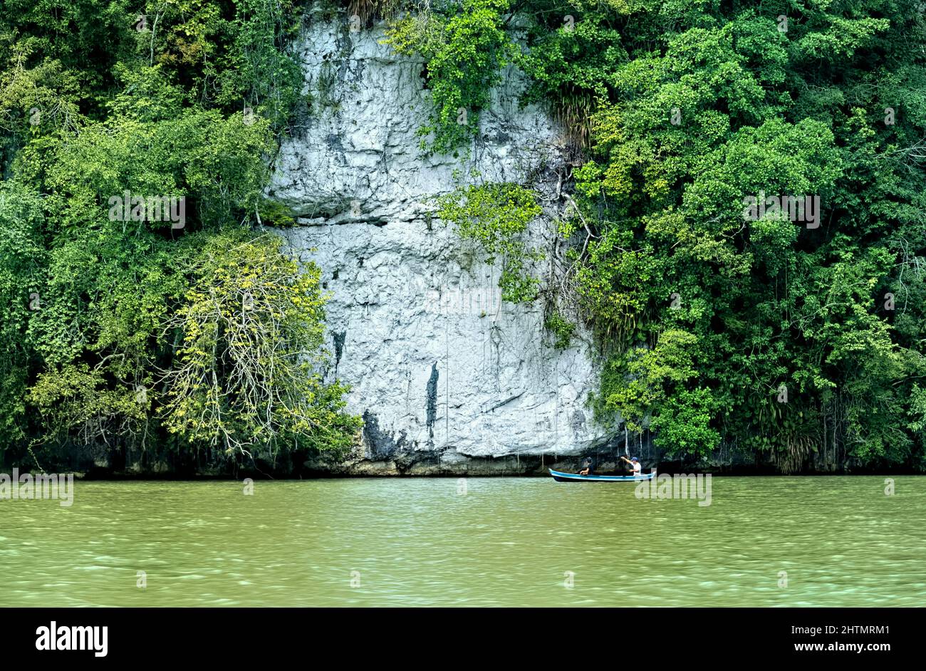 Pescatore sul Rio Dulce, Guatemala Foto Stock