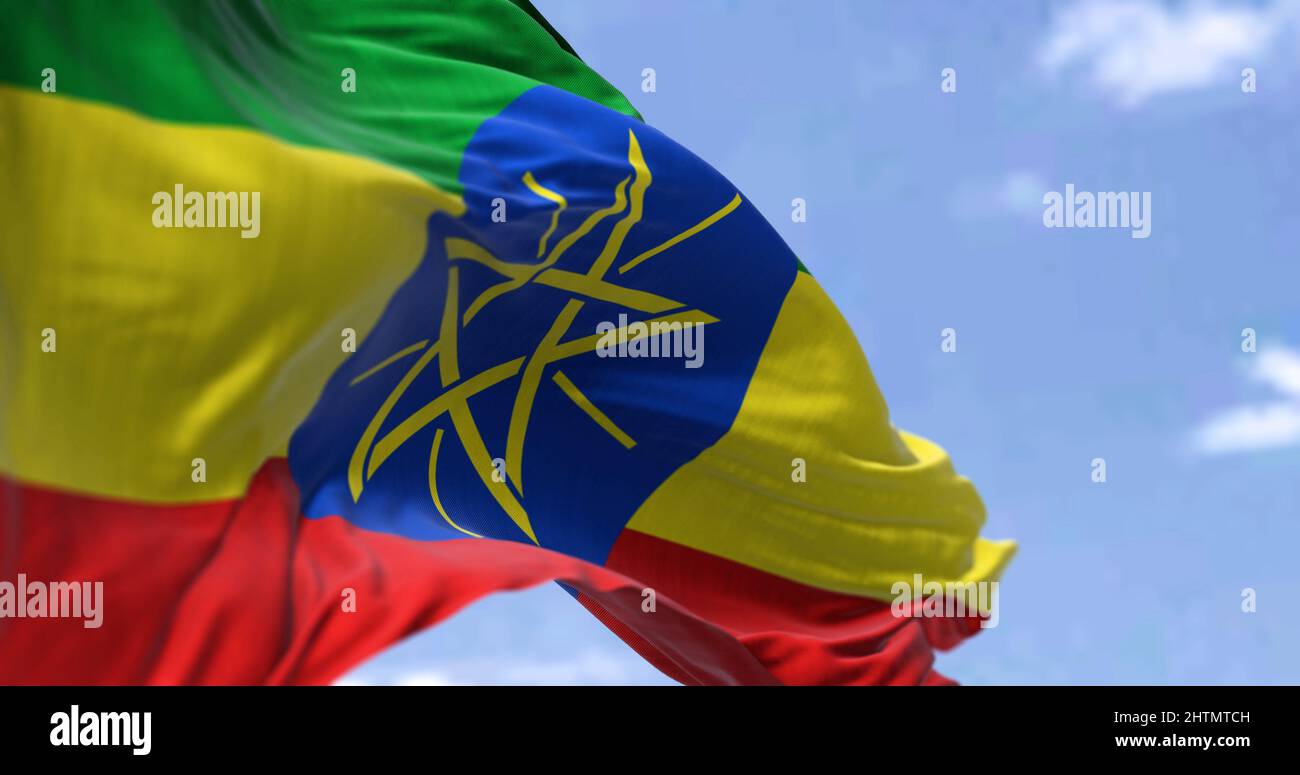 Dettaglio della bandiera nazionale dell'Etiopia che sventola nel vento in una giornata limpida. L'etiope è un paese senza sbocco sul mare nel Corno d'Africa. Messa a fuoco selettiva. Foto Stock