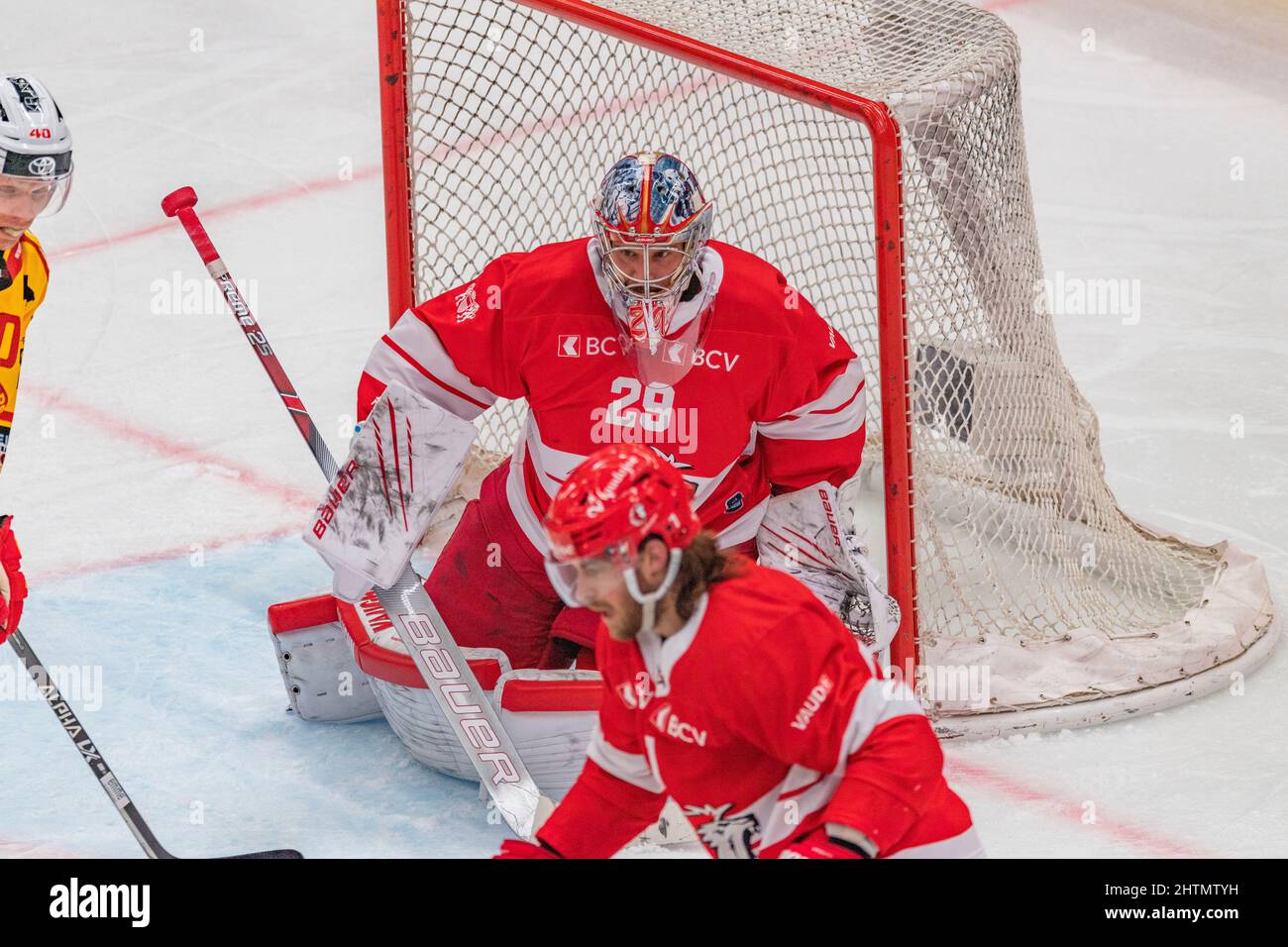 Losanna, Vaudoise Arena, Svizzera. 1st Mar 2022. Losanna Svizzera, 03/01/2022: Luca Bolshauser (portiere) di Losanna HC è in azione durante la partita 52nd della stagione della Lega Nazionale Svizzera 2021-2022 con le Tigri Losanna HC e SCL (immagine di credito: © Eric Dubost/Pacific Press via ZUMA Press Wire) Foto Stock