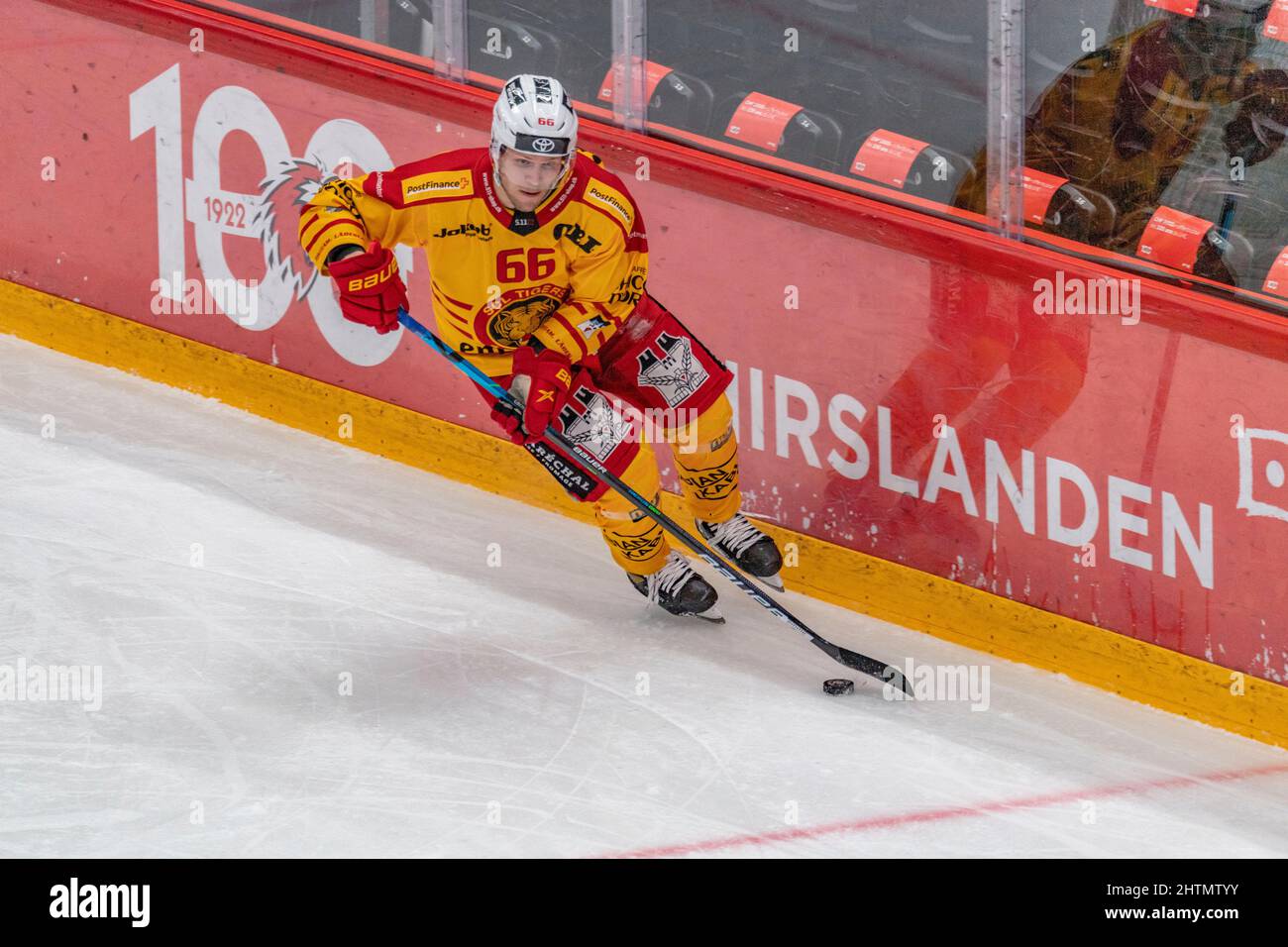 Losanna, Vaudoise Arena, Svizzera. 1st Mar 2022. Losanna Svizzera, 03/01/2022: Tim Grossniklaus di SCL Tigers è in azione durante la partita 52nd della stagione della Lega Nazionale Svizzera 2021-2022 con le Tigers Losanna HC e SCL (Credit Image: © Eric Dubost/Pacific Press via ZUMA Press Wire) Foto Stock