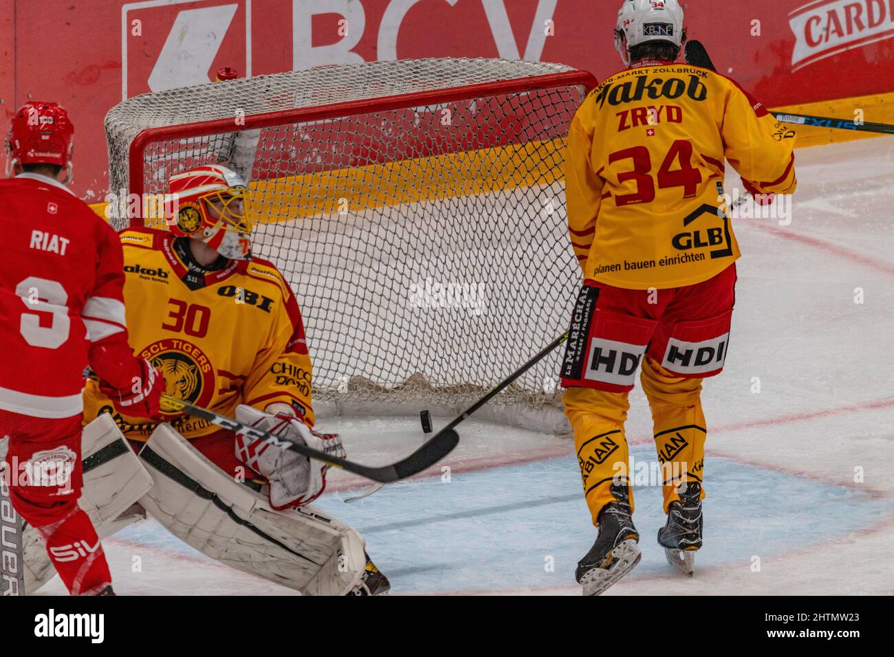 Losanna, Vaudoise Arena, Svizzera. 1st Mar 2022. Losanna Svizzera, 03/01/2022: Tim Baumann (portiere) delle SCL Tigers concede un gol durante la partita 52nd della stagione della Lega Nazionale Svizzera 2021-2022 con le Losanna HC e SCL Tigers (immagine di credito: © Eric Dubost/Pacific Press via ZUMA Press Wire) Foto Stock