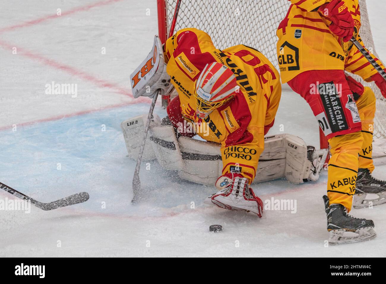 Losanna, Vaudoise Arena, Svizzera. 1st Mar 2022. Losanna Svizzera, 03/01/2022: Tim Baumann (portiere) delle SCL Tigers è in azione durante la partita 52nd della stagione della Lega Nazionale Svizzera 2021-2022 con le Lausanne HC e SCL Tigers (immagine di credito: © Eric Dubost/Pacific Press via ZUMA Press Wire) Foto Stock