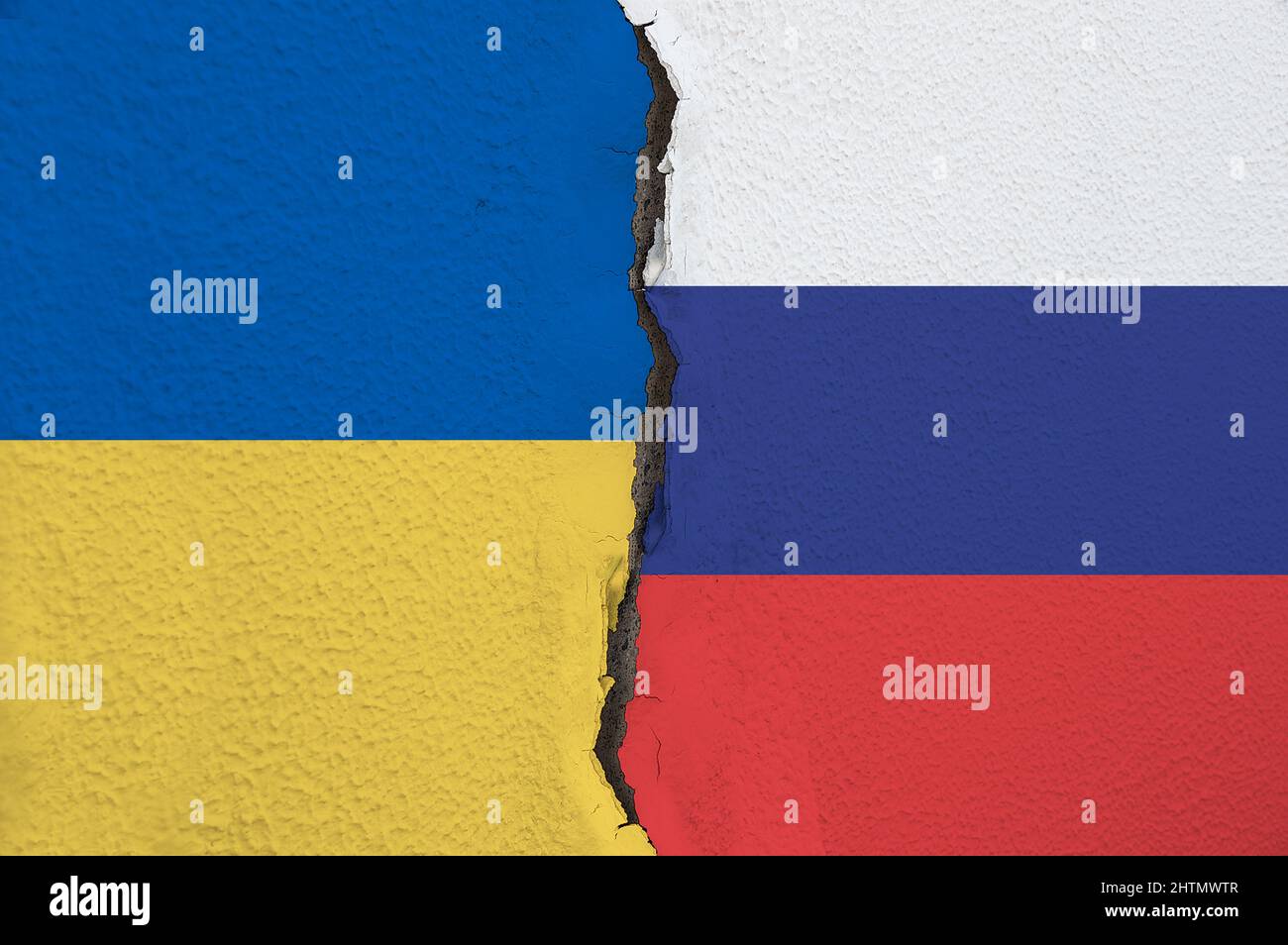 Primo piano Ucraina e Russia hanno dipinto bandiere su un muro con un concetto di crack.Concept delle relazioni con Russia e Ucraina. Foto Stock