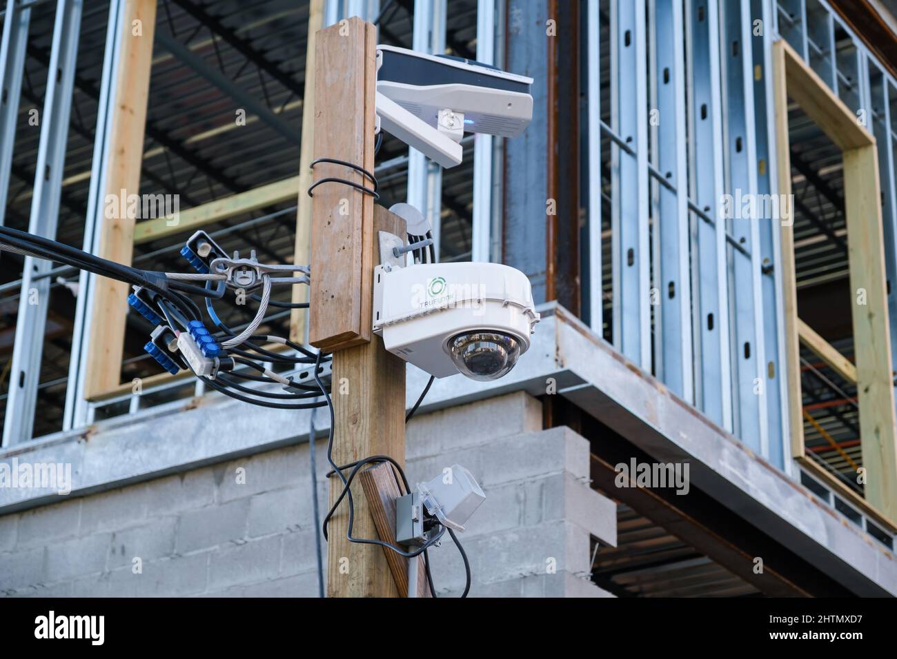 NEW ORLEANS, LA, USA - 21 FEBBRAIO 2022: Telecamere di sicurezza che monitorano un cantiere Foto Stock