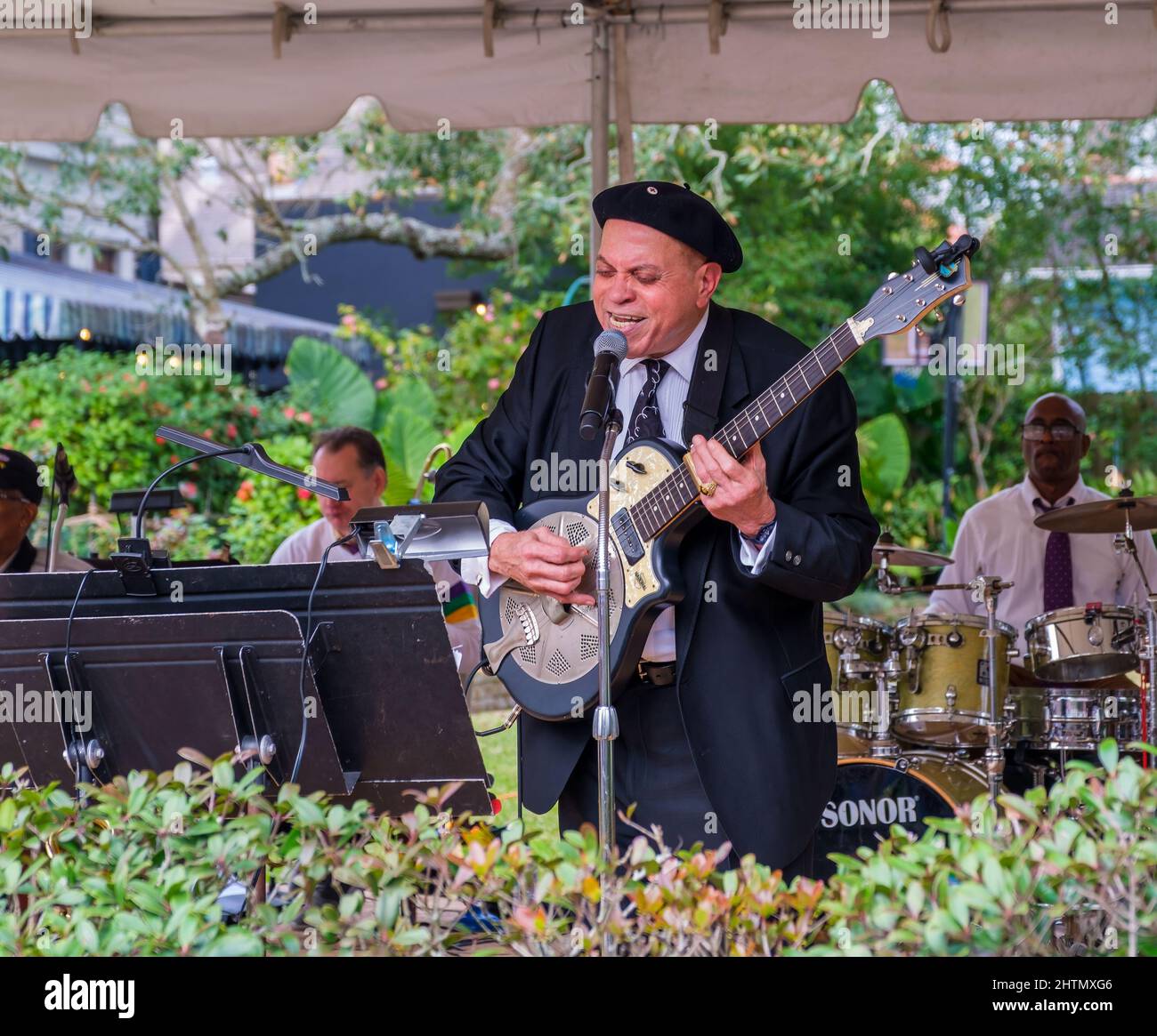 NEW ORLEANS, LA, USA - 26 FEBBRAIO 2022: Il diacono John canta e suona la  slide guitar sulla sua chitarra elettrica nazionale alla festa gratuita  Uptown Block Foto stock - Alamy