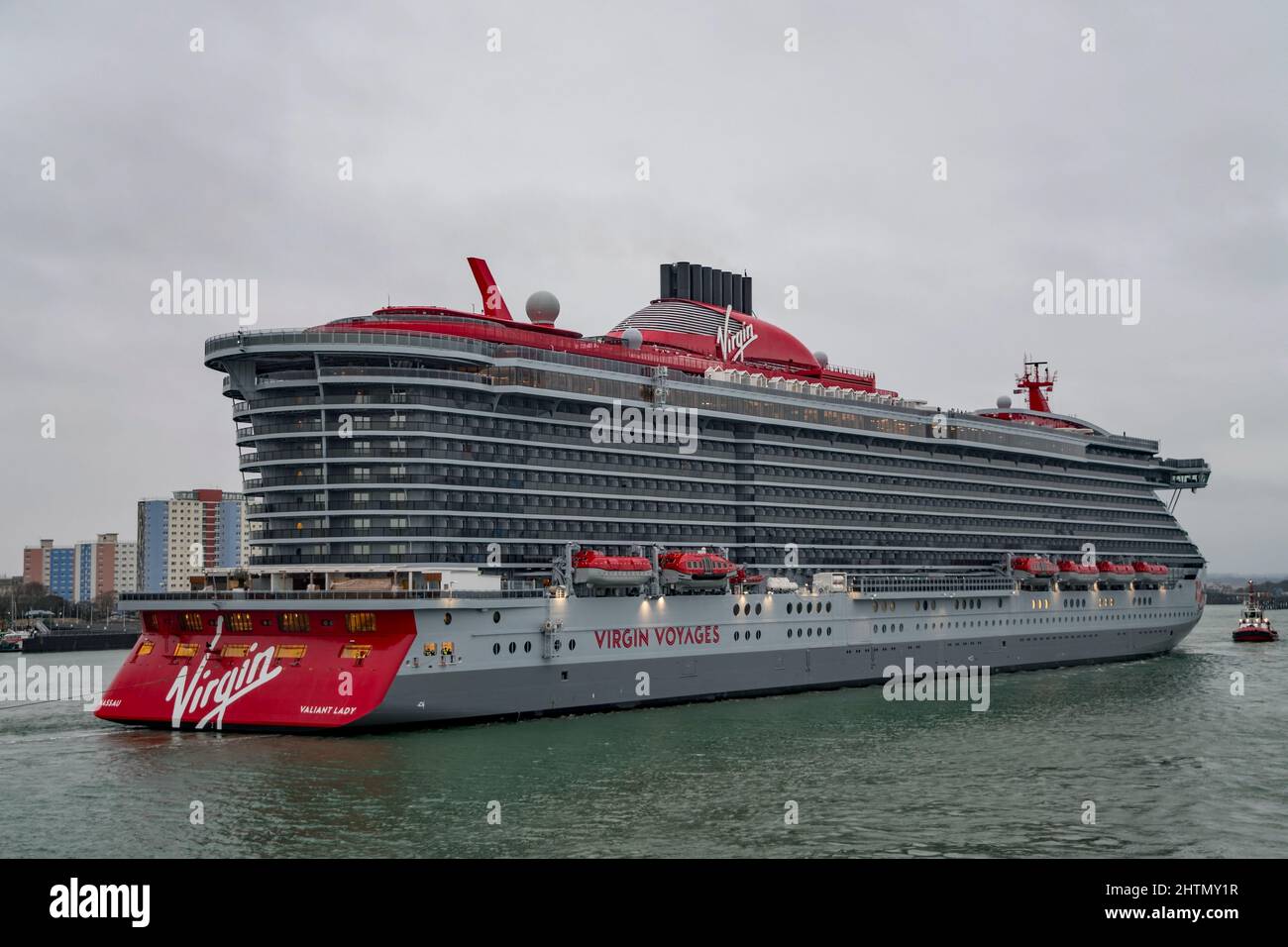 Virgin Voyages nave da crociera MV Valiant Lady che fa il suo primo arrivo a Portsmouth, Regno Unito il 1st marzo 2022. Foto Stock