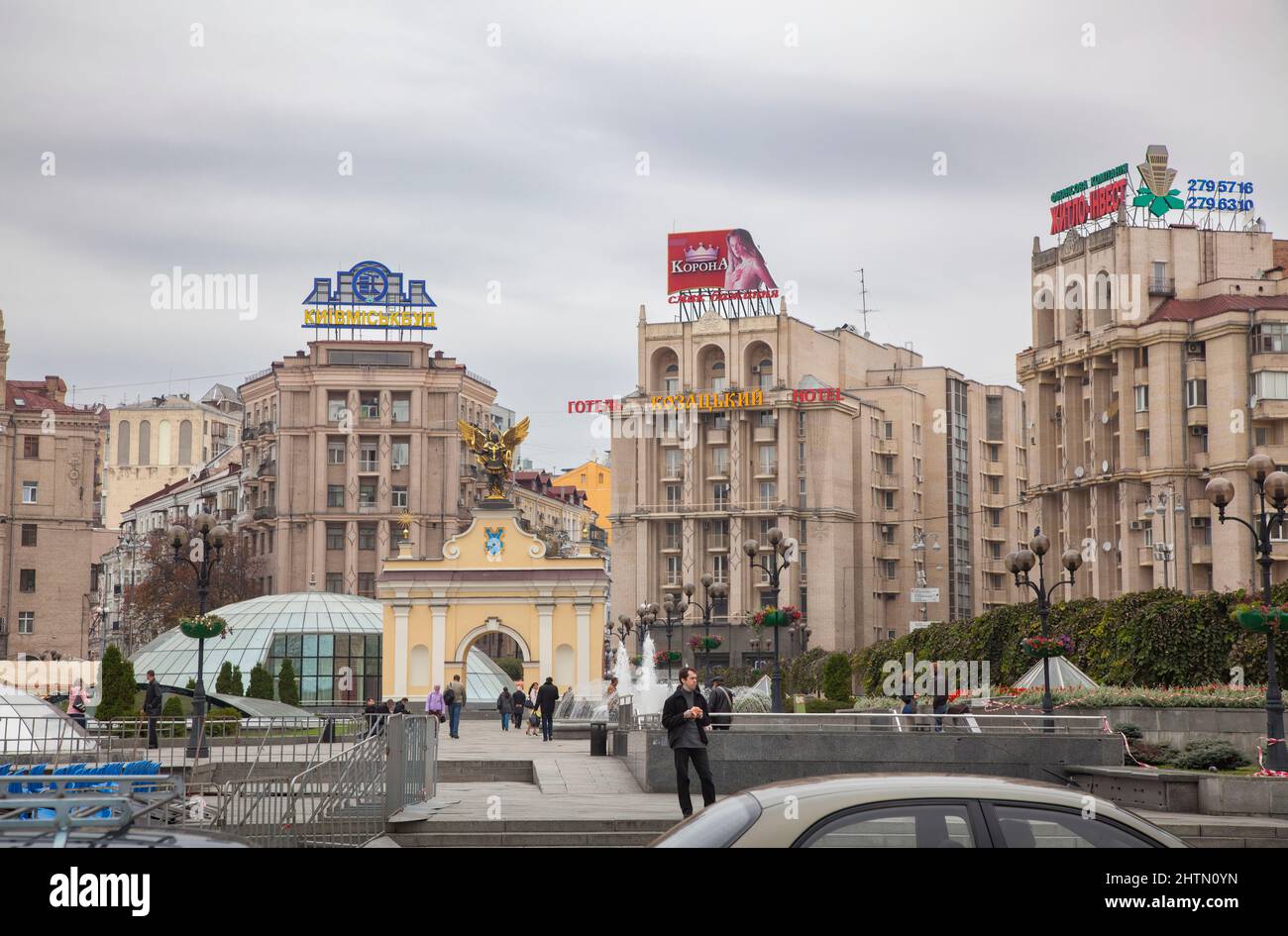 Porta di Lach e tipica architettura russa stalinista neoclassica di edifici in Piazza Indipendenza, Maidan Nezalezhnosti, nel centro di Kiev, Ucraina Foto Stock