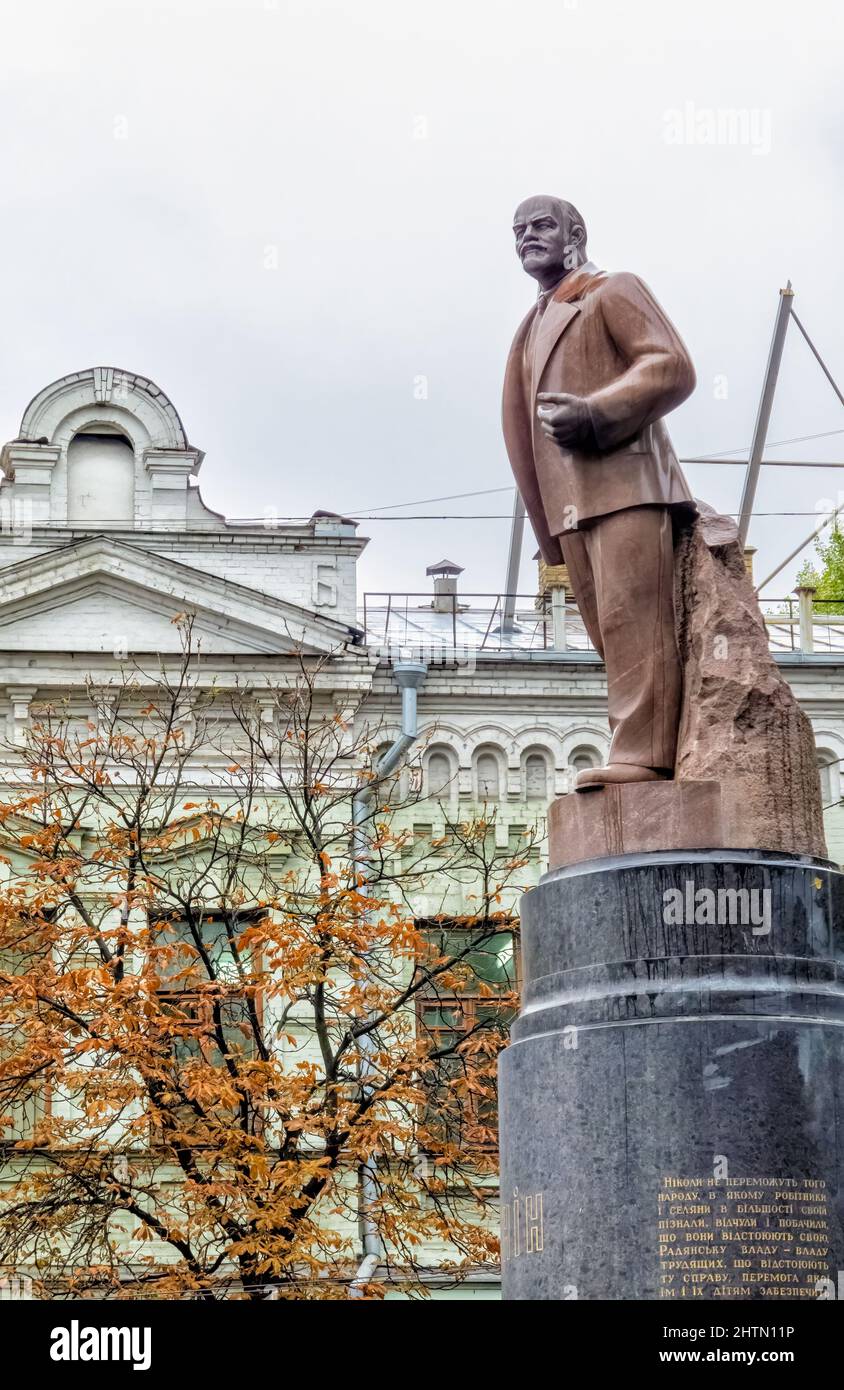 Statua del rivoluzionario comunista Vladimir Ilyich Lenin a Kiev (Kiev), Ucraina, rovesciata e distrutta nel dicembre 2013 dai manifestanti Foto Stock