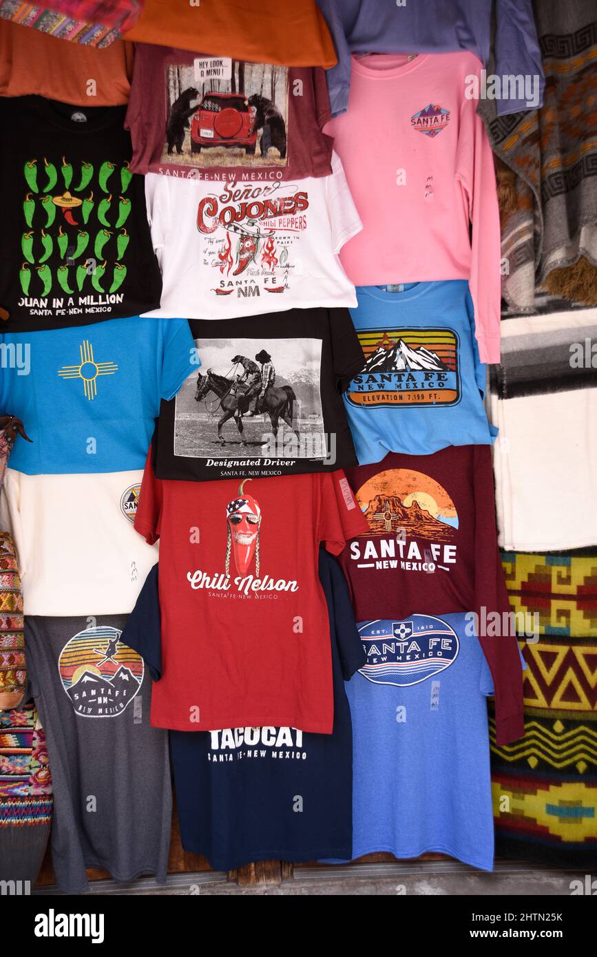 Novità T-shirt ricordo in vendita presso un negozio a Santa Fe, New Mexico. Foto Stock