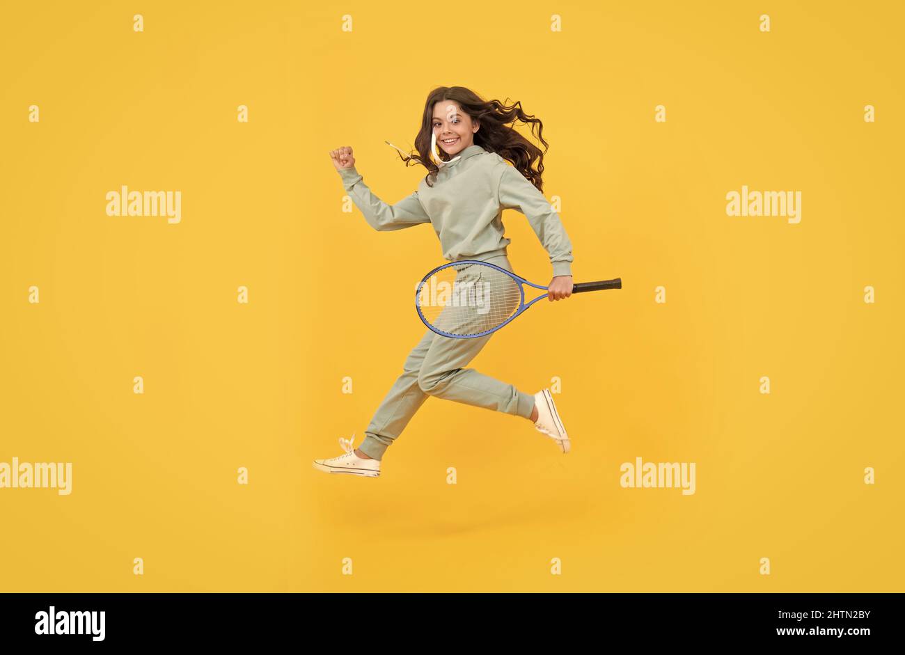teen girl corre ad allenarsi. dedicato al fitness. tennis o badminton giocatore. Foto Stock