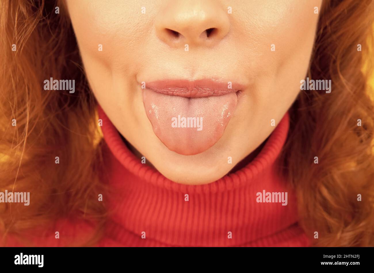 Attaccando la sua lingua fuori. Donna vista tagliata bastone lingua pulita fuori dalla bocca Foto Stock