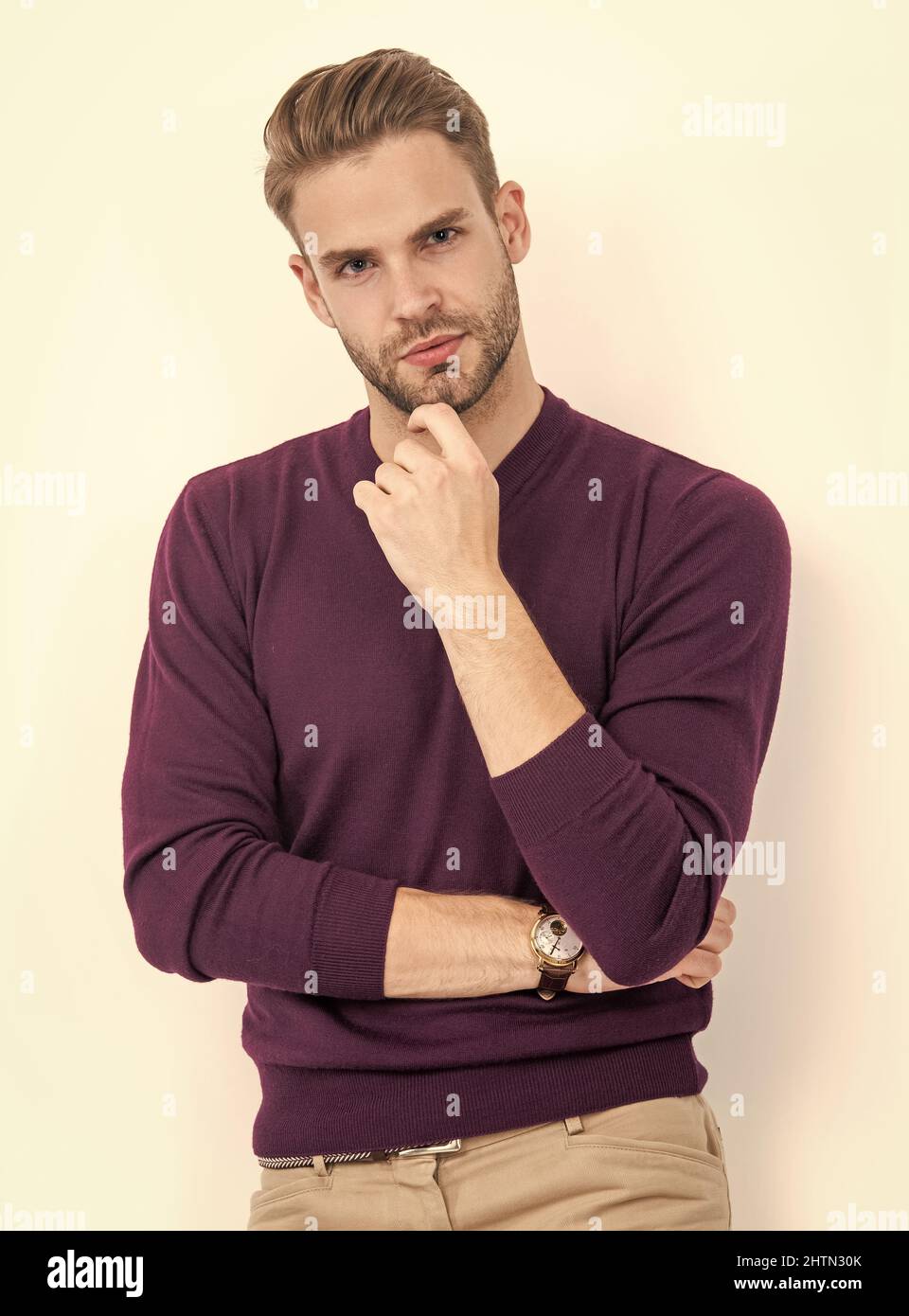 Barbering è uno stile di vita. L'uomo serio non rasa il mento. Restate aggiornati nel barbering Foto Stock