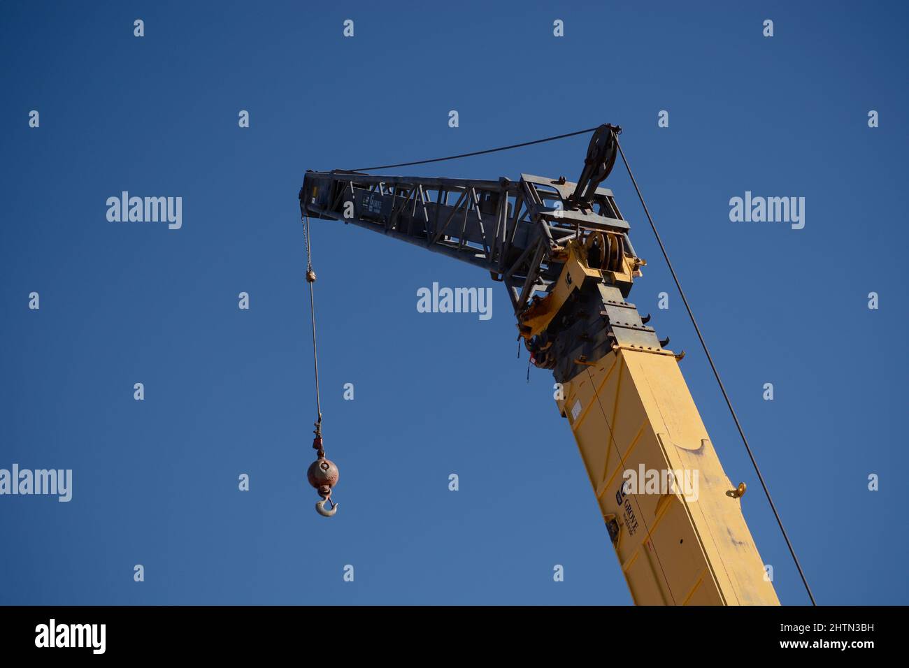 Un gancio a sfera per gru fissato a una gru in un cantiere di Santa Fe, New Mexico. Foto Stock