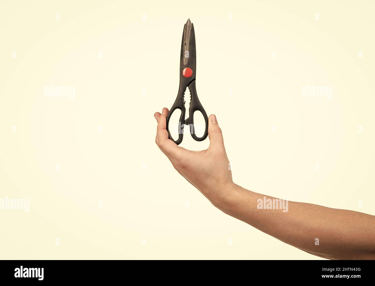 mano con forbice per tagliare isolato su bianco, parrucchiere Foto Stock