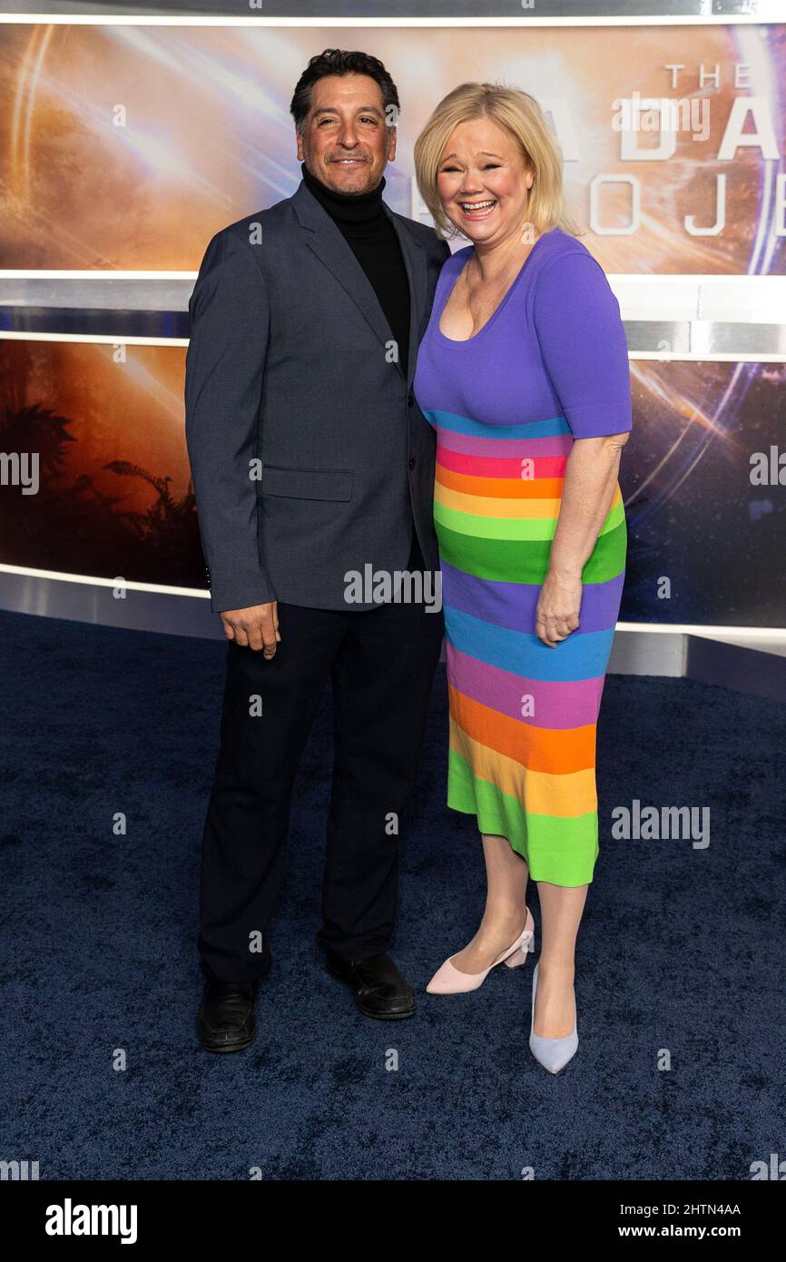 New York, Stati Uniti. 28th Feb 2022. Caroline Rhea (R) partecipa al progetto Adam di Netflix in anteprima ad Alice Tully Hall (Photo by Lev Radin/Pacific Press) Credit: Pacific Press Media Production Corp./Alamy Live News Foto Stock