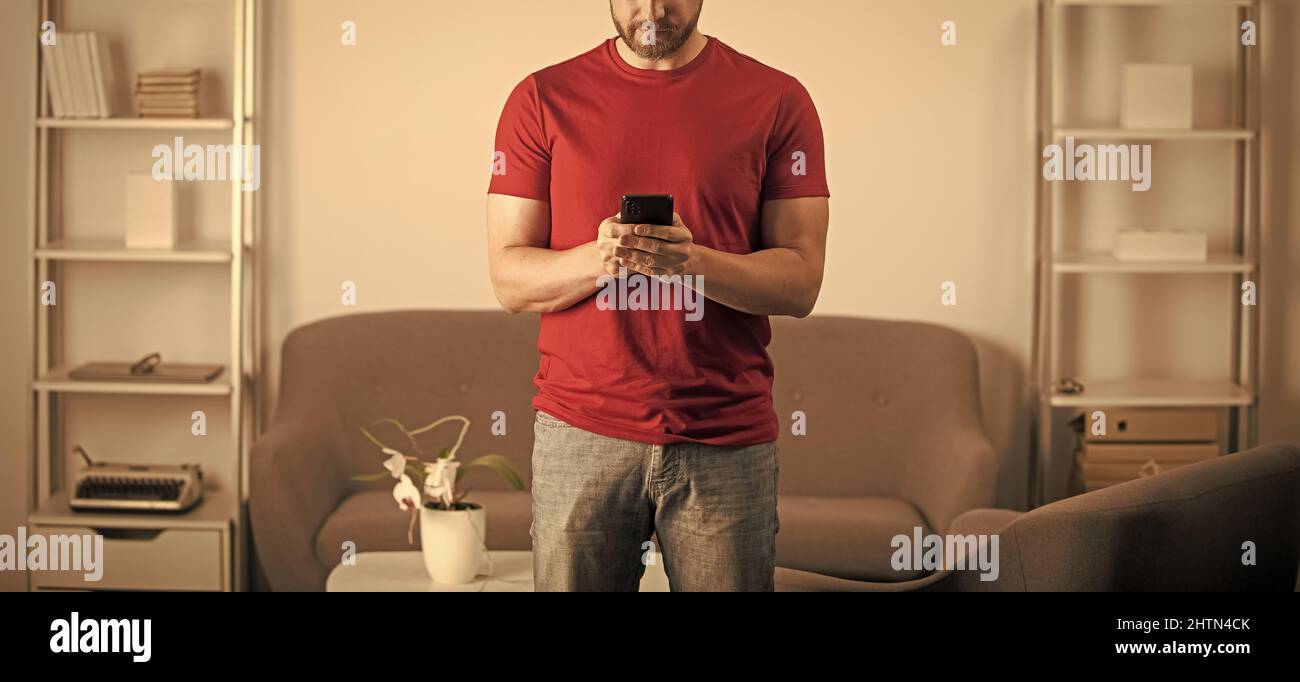 man blogger utilizzare smartphone. freelancer lavorare online. digitando e testando. Foto Stock