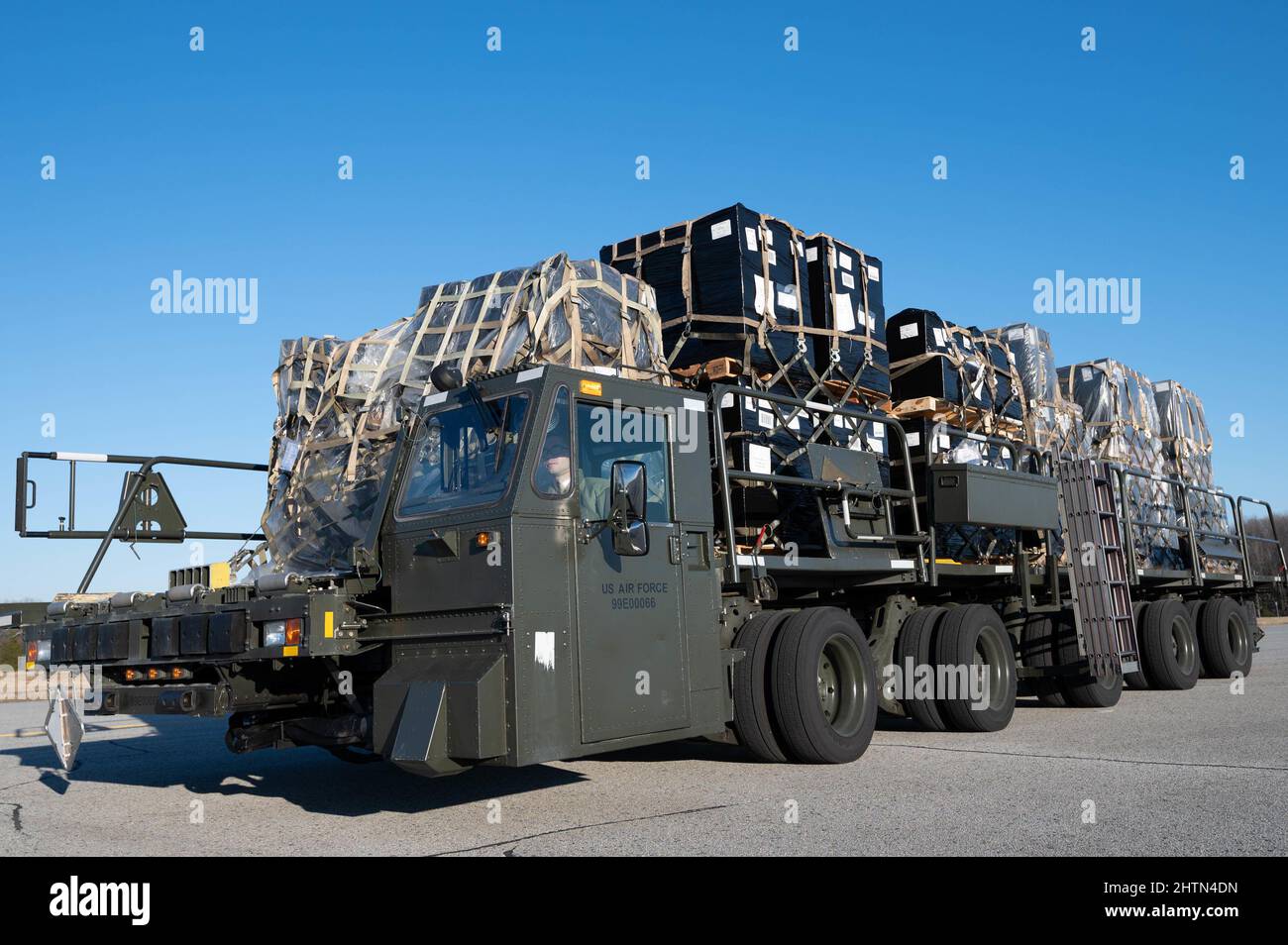 Dover, Delaware, Stati Uniti. 27th Jan 2022. I pallet di munizioni, armi e altre attrezzature legate all'Ucraina vengono elaborati attraverso il 436th Aerial Port Squadron durante una missione di vendita militare straniera presso la base dell'aeronautica militare di dover, Delaware, 27 gennaio 2022. Dal 2014, gli Stati Uniti hanno impegnato oltre $5,4 miliardi di aiuti totali all’Ucraina, compresi gli aiuti alla sicurezza e alla non sicurezza. Gli Stati Uniti riaffermano il loro fermo impegno nei confronti della sovranità e dell'integrità territoriale dell'Ucraina a sostegno di un'Ucraina sicura e prospera. (Foto di Mauricio Campino) (Credit Image: © U.S. Foto Stock