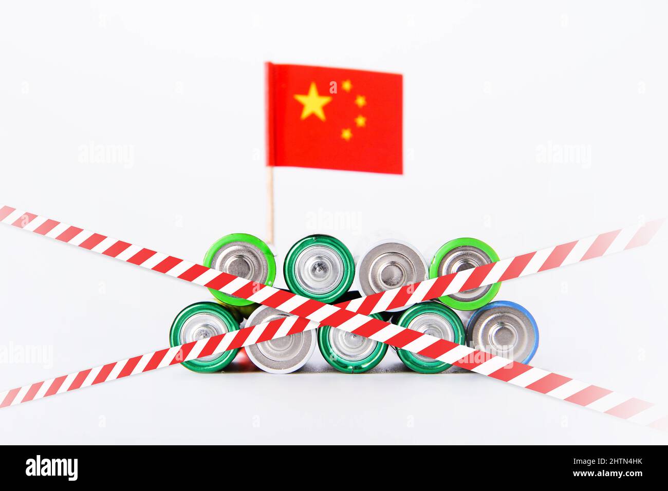 Divieto della batteria in Cina. Le batterie sono racchiuse con nastro rosso e bianco. Smaltimento dei rifiuti dalle batterie. Scarico dei rifiuti elettronici. Foto Stock