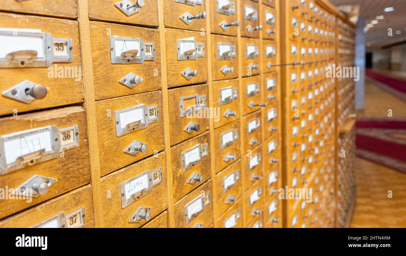 Scatole catalogo biblioteca, cabinet catalogo schede, disposte alfabeticamente, biblioteca statale a San Pietroburgo, Russia Foto Stock