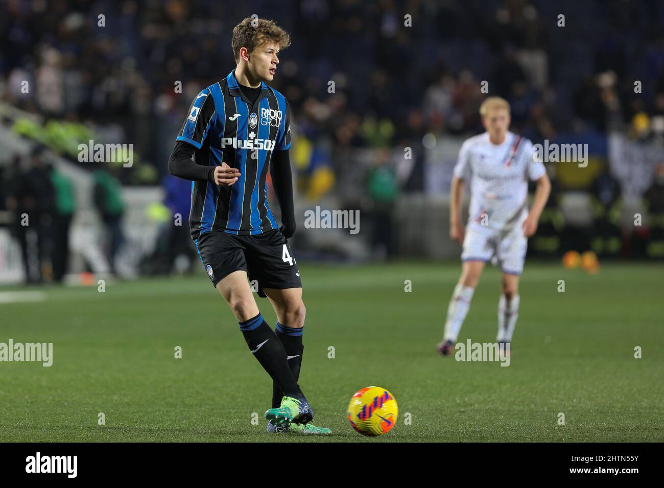 Bergamo, Italia. 28th Feb 2022. Italia, Bergamo, febbraio 28 2022: Giorgio Scalvini (difensore Atalanta) colpo in controcucina nella seconda metà durante la partita di calcio ATALANTA vs SAMPDORIA, Serie A 2021-2022 day27, Stadio Gewiss (Foto di Fabrizio Andrea Bertani/Pacific Press) Credit: Pacific Press Media Production Corp./Alamy Live News Foto Stock