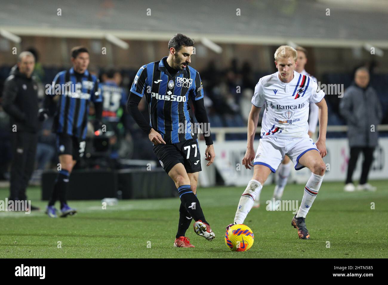 Bergamo, Italia. 28th Feb 2022. Italia, Bergamo, febbraio 28 2022: Davide Zappacosta (difensore Atalanta) colpo in controfucina nella seconda metà durante la partita di calcio ATALANTA vs SAMPDORIA, Serie A 2021-2022 day27, stadio Gewiss (Foto di Fabrizio Andrea Bertani/Pacific Press) credito: Pacific Press Media Production Corp./Alamy Live News Foto Stock