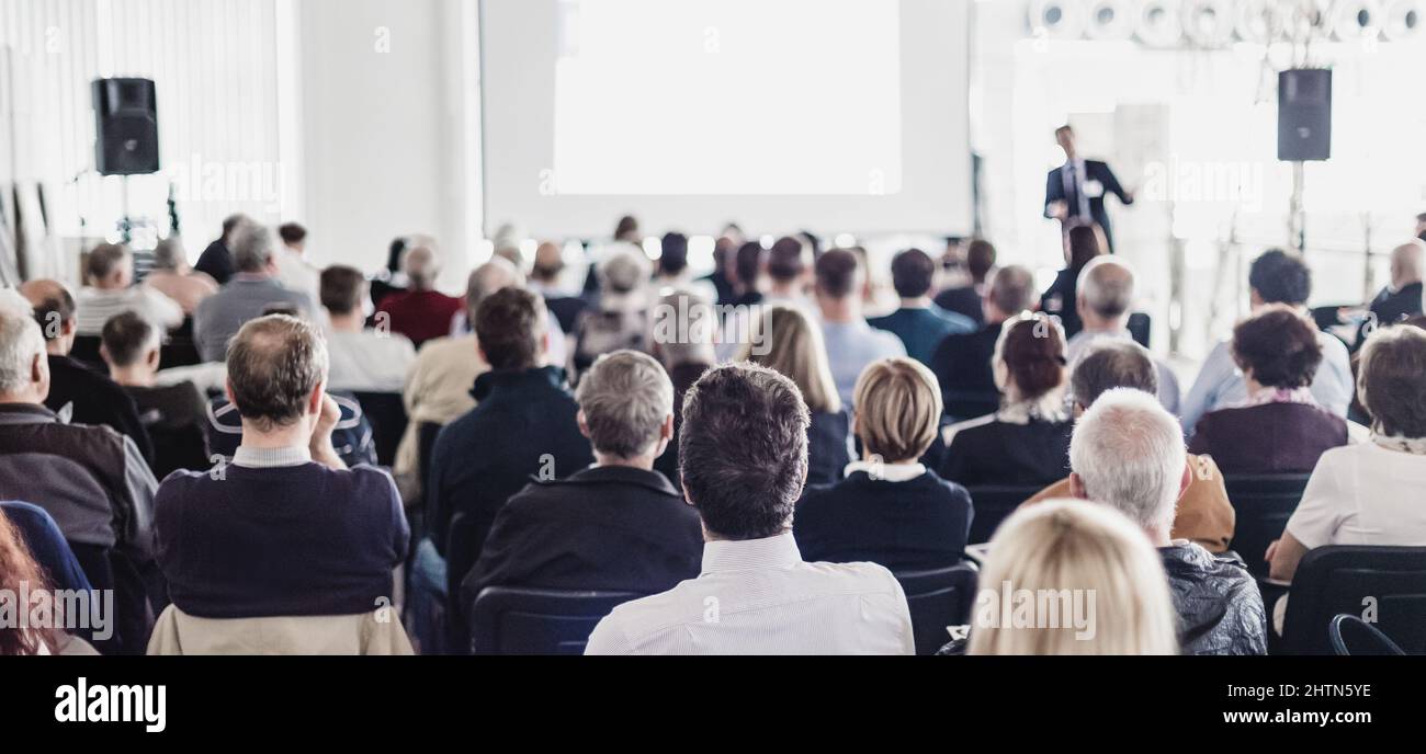 Relatore alla Business Conference con presentazioni pubbliche. Pubblico nella sala conferenze. Concetto di impresa e di imprenditorialità. Foto Stock