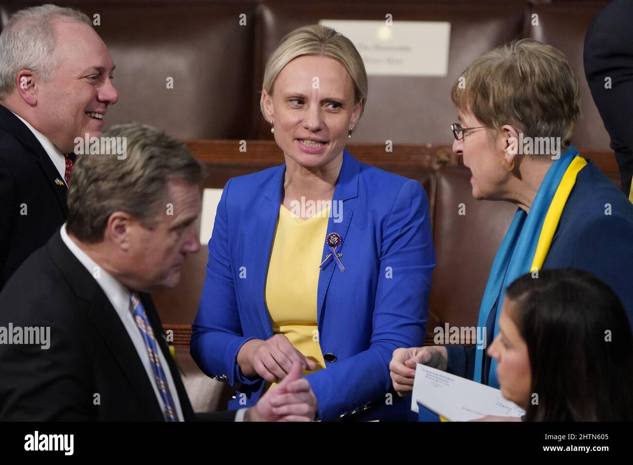 Washington, Stati Uniti. 01st Mar 2022. Steve Scalise, R-la., (L) e il Rep. Marcy Kaptur, D-Ohio, (R) parlano con il Rep. Americano nato in Ucraina Victoria Spartz, R-Ind., prima che il Presidente Joe Biden consegnasse il suo primo discorso di Stato dell'Unione ad una sessione congiunta del Congresso, presso il Campidoglio a Washington, martedì 1 marzo 2022. Foto piscina di J. Scott Applewhite/UPI Credit: UPI/Alamy Live News Foto Stock