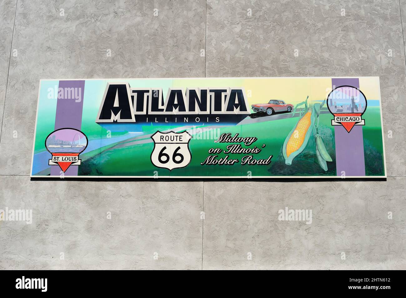 Atlanta, Illinois, Stati Uniti. In un collegamento con la strada Madre, U.S. Route 66, un cartello sul lato di un edificio rende omaggio alla famosa strada. Foto Stock