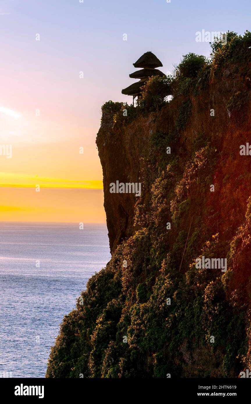 Il famoso Tempio di Uluwatu stagliano al tramonto, Bali, Indonesia. Foto Stock