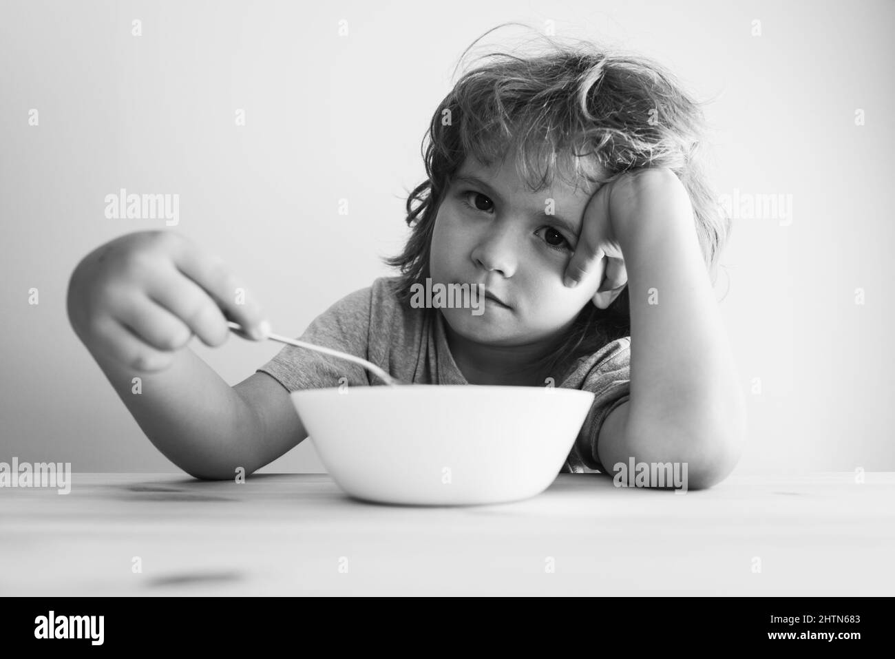 Il ragazzo non vuole mangiare una pasta con la cotoletta. Il ragazzino non vuole mangiare. Foto Stock