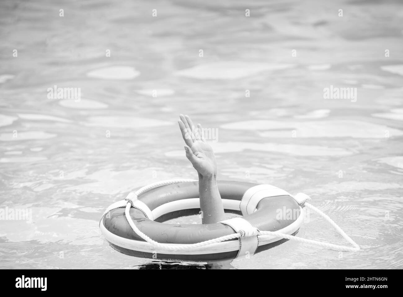 Concetto di annegamento. Non c'è nuoto. Anello di salvataggio in acqua. Attrezzature per acqua di sicurezza. Foto Stock