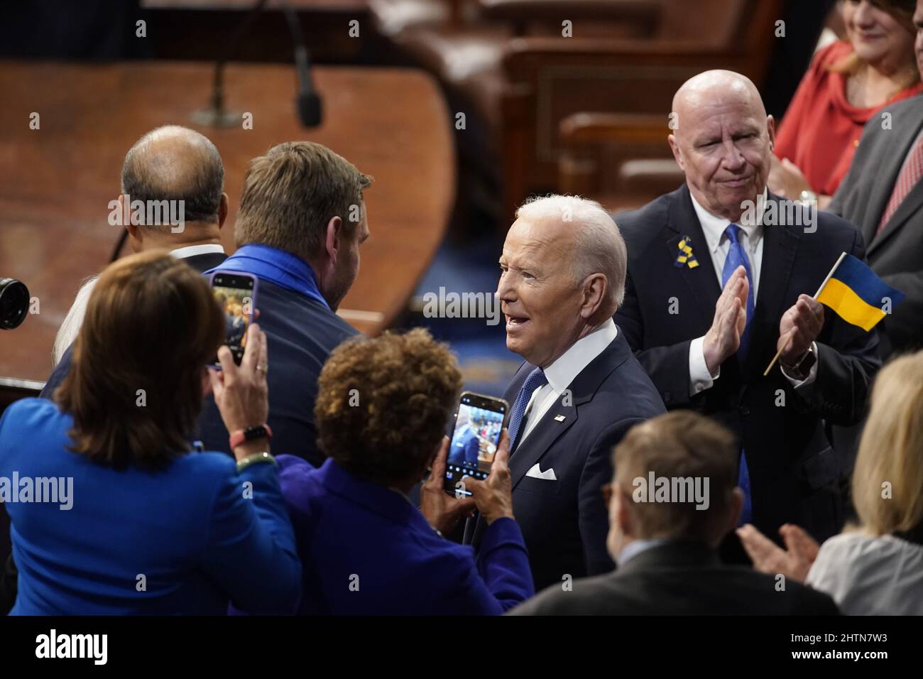 Washington, Stati Uniti. 01st Mar 2022. Il Presidente degli Stati Uniti Joe Biden, centro, arriva a consegnare un discorso dello Stato dell'Unione presso il Campidoglio degli Stati Uniti a Washington, DC, Stati Uniti, martedì 1 marzo, 2022. Il primo discorso sullo Stato dell'Unione di Biden si colloca sullo sfondo dell'invasione dell'Ucraina da parte della Russia e delle conseguenti sanzioni imposte alla Russia dagli Stati Uniti e dai suoi alleati. (Foto di al Drago/Pool/Sipa USA) Credit: Sipa USA/Alamy Live News Foto Stock