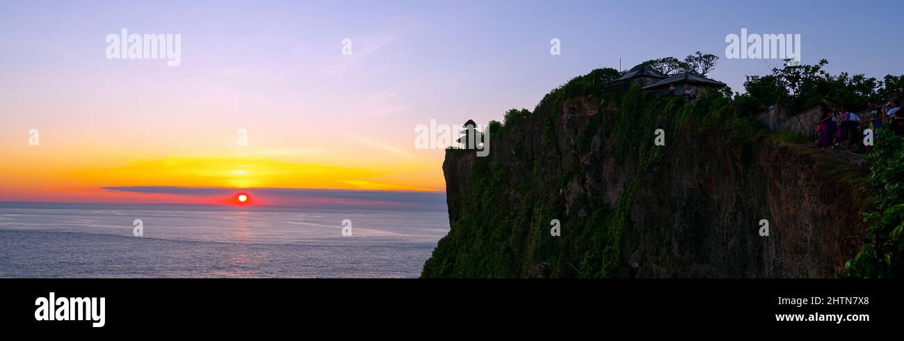 Il famoso Tempio di Uluwatu stagliano al tramonto, Bali, Indonesia. Foto Stock
